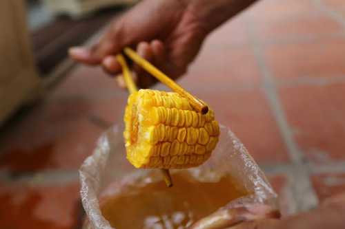 Thực hư luộc ngô, khoai bằng bột thông cống