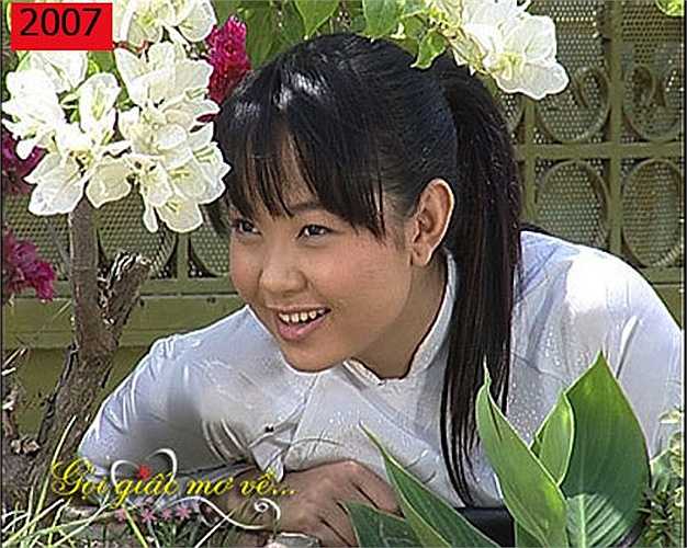 Tham gia bộ phim 'Gọi giấc mơ về' năm 2007, Minh Hằng đã tăng 10kg theo yêu cầu của đạo diễn. Tuy vậy, nhan sắc của cô vẫn chưa hoàn thiện với hàm răng thưa. 