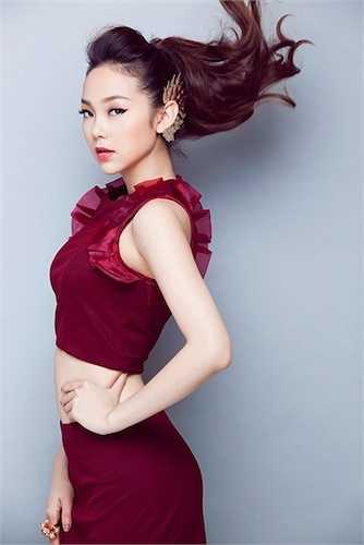 Minh Hằng xuất hiện như một kiều nữ gợi cảm nhất nhì showbiz Việt. 