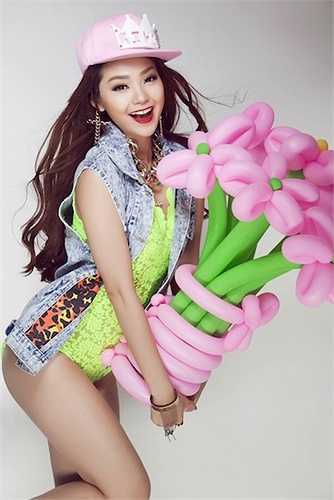 Cô cũng thường xuyên tung ra những bộ ảnh sexy với trang phục cá tính pha chút nổi loạn. 
