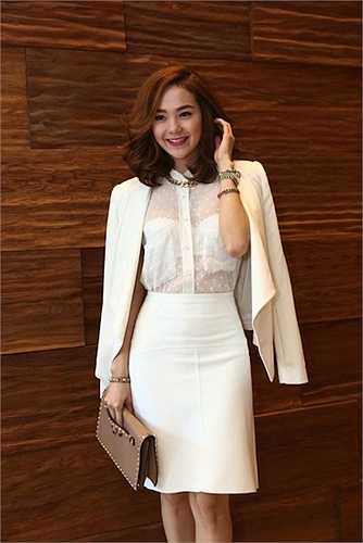 Không quá sa đà vào những bộ cánh hở hang, cô biết cách tiết chế để giữ hình ảnh trong mắt công chúng. 