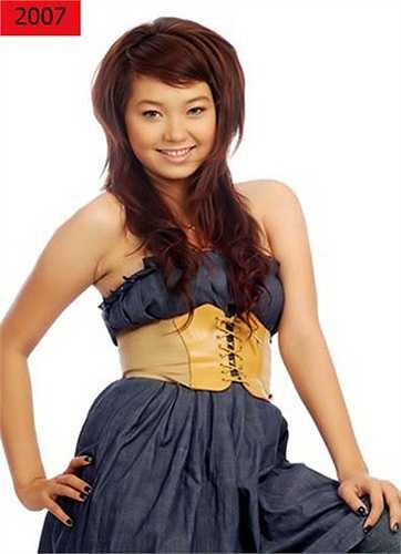 Gu thời trang của người đẹp lúc đó vẫn khá kín đáo và chưa ổn định. 