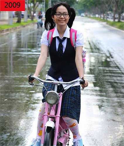 Tham gia vào bộ phim 'Giải cứu thần chết' năm 2009, nữ ca sỹ phần nào vẫn giữ được nét trong trẻo, đáng yêu. 