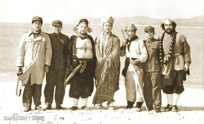 Bốn thầy trò chụp ảnh giao lưu dạo mới làm phim ở đảo Đông Sơn, năm 1983. 