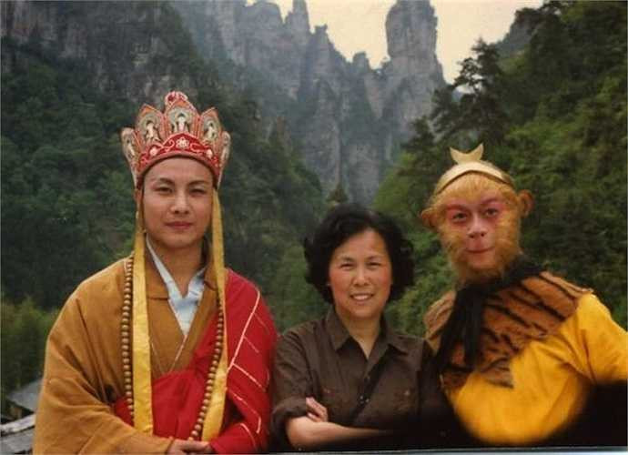 Uông Việt, Lục Tiểu Linh Đồng và đạo diễn khi làm tập phim Ba lần đánh Bạch Cốt Tinh ở Trương Gia Giới năm 1983. 