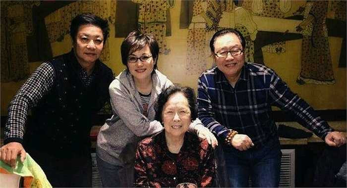 Dương Tuấn vai thôn nữ tập Ba lần đánh Bạch Cốt tinh với đạo diễn, Uông Việt, Mã Đức Hoa. 