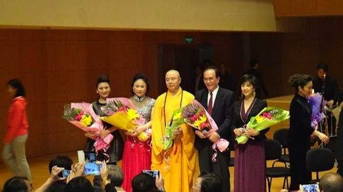 Lần gặp mặt hiếm hoi của nữ vương Tây lương nữ quốc Chu Lâm với Đường Tăng Từ Thiếu Hoa tháng 10 năm 2014 tại Sơn Đông. (Nguồn: Zing)