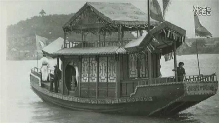 Đạo diễn Dương Khiết đứng trước mũi thuyền dựng cảnh Trần Quang Nhị (cha Đường Tăng) bị đánh rớt xuống sông. 