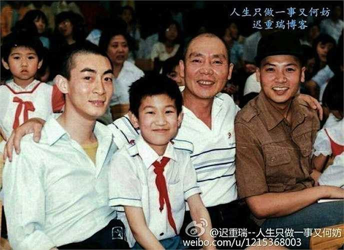 Lục Tiểu Linh Đồng, Trì Trọng Thụy, Diêm Hoài Lễ giao lưu với các em nhỏ. Ảnh chụp đầu thập niên 1990. 