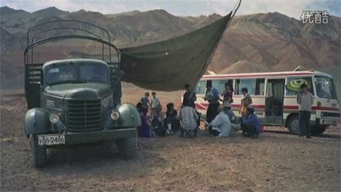 Hậu trường cảnh quay Hỏa Diệm Sơn trong cái nắng chang chang ở Tân Cương. 