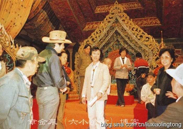 Hậu trường tập cuối của bộ phim khi thầy trò Đường Tăng gặp Phật tổ. Dương Khiết và phó đạo diễn Tuân Hạo đang chỉ đạo quay phim. 