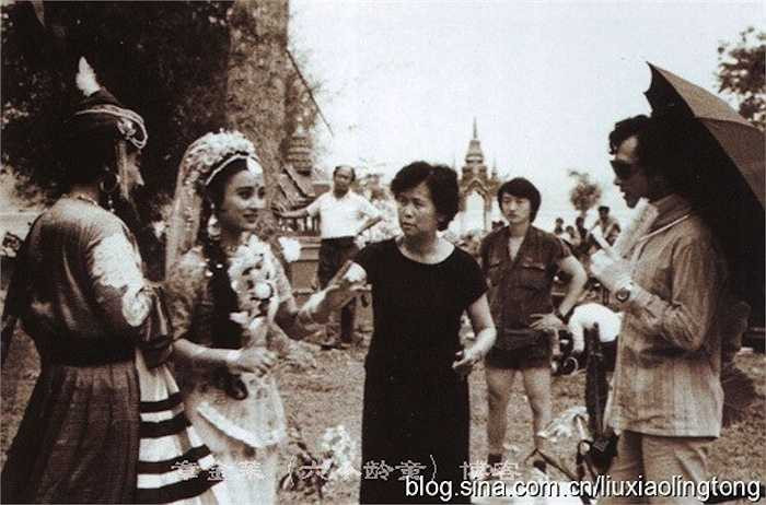 Thiên Trúc quốc vương (Vương Đồng) và Thiên Trúc công chúa (Lý Linh Ngọc) đang nghe lời chỉ đạo của đạo diễn. 