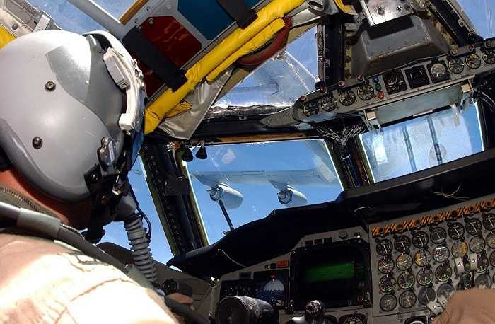 Hình ảnh bên trong buồng lái máy bay B-52