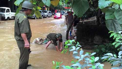Bị nước lũ cuốn trôi xuống cống, ông cụ 81 tuổi thoát chết