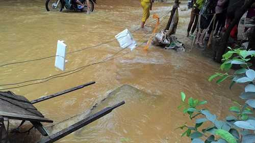 Bị nước lũ cuốn trôi xuống cống, ông cụ 81 tuổi thoát chết