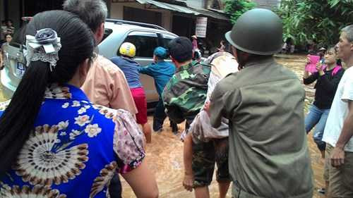 Bị nước lũ cuốn trôi xuống cống, ông cụ 81 tuổi thoát chết