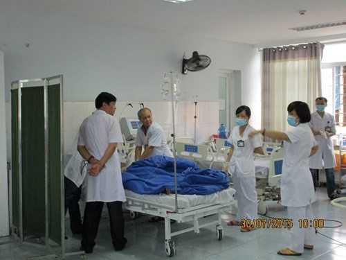 Bị nước lũ cuốn trôi xuống cống, ông cụ 81 tuổi thoát chết