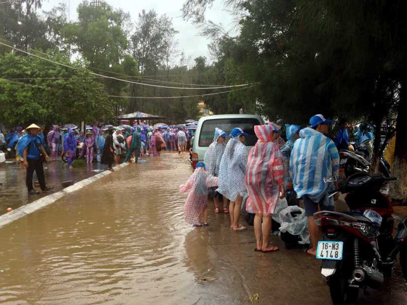 Điều tàu hải quân đón 1.500 du khách mắc kẹt tại Cô Tô