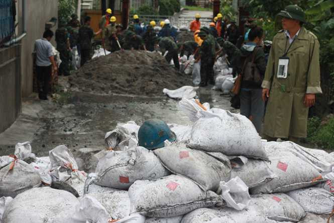 Điều tàu hải quân đón 1.500 du khách mắc kẹt tại Cô Tô