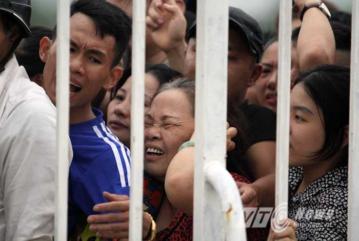 Cảnh chen lấn xô đẩy ngày mở bán vé