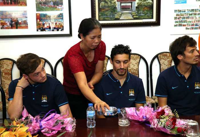 Các cầu thủ Man City được đón tiếp như 'con cháu' tại Làng trẻ em SOS Hà Nội (Ảnh: Quang Minh)
