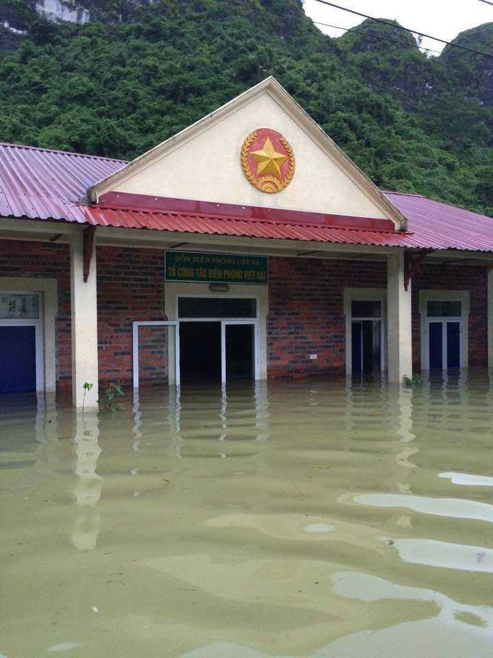 Mưa lớn đang nhấn chìm một xã đảo ở Hải Phòng