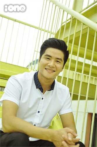 Trong khi đó, bạn Nhật Minh (12G3) lại bất ngờ vì phản ứng của hội con gái trong lớp mỗi khi đến giờ Quốc phòng: 'Bạn nào cũng mong đến tiết Quốc phòng, được ngắm đôi mắt một mí và nụ cười dễ mến của thầy. Hội con trai trong lớp chắc ghen tỵ lắm vì vẻ đẹp trai của thầy làm lu mờ hết cả đám'.