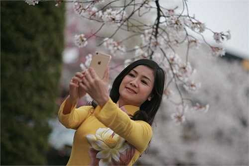 Đã hơn 40 tuổi, nhưng gương mặt chị vẫn toát lên vẻ đẹp thánh thiện, sự giản dị, gần gũi. Và trái tim yêu điện ảnh ở chị vẫn nóng hổi như thuở mới chập chững vào nghề. (Nguồn: Gia đình xã hội) 