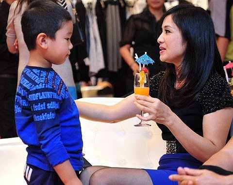 Con trai Thu Hà có tên thân mật là Bill. Nữ diễn viên nổi tiếng chia sẻ, chị sinh con vào đúng thời điểm Bill Gates sang thăm Việt Nam nên đặt cho con biệt danh này.