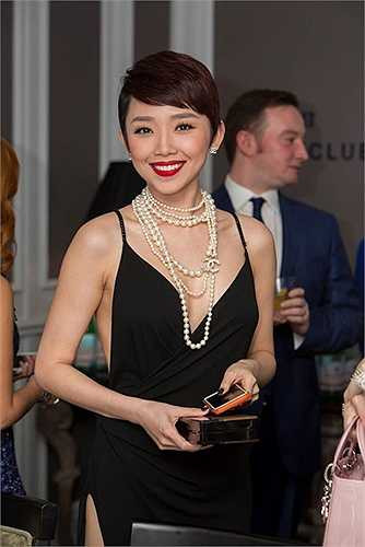 Trong lần đi gặp David Beckham, Tóc Tiên cũng gây ấn tượng mạnh với trang phục khoe vẻ sexy hết cỡ.