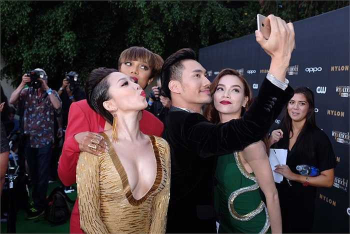 Chiếc váy xẻ sâu, phong cách trang điểm ấn tượng đã thành thương hiệu của giọng ca 'Ngày mai'.