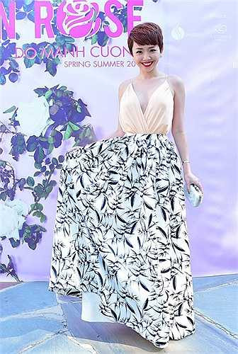 Trước đó, trong show diễn của Đỗ Mạnh Cường tại lâu đài cổ nước Mỹ, Tóc Tiên ghi điểm tuyệt đối với chiếc váy khoe trọn lưng trần.