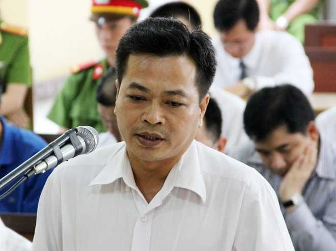 Cựu giám đốc Sacombank rơi nước mắt tại tòa