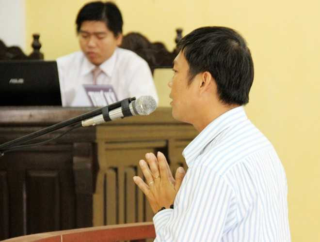 Cựu giám đốc Sacombank rơi nước mắt tại tòa