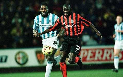 Ken Monkou (áo đỏ) - Cựu cầu thủ của Chelsea chuyển nghề thành đầu bếp 