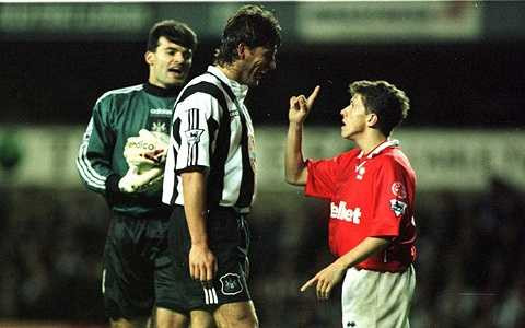 Philippe Albert (trái) - Tuyển thủ Bỉ giờ phụ trách mảng kinh doanh hoa quả