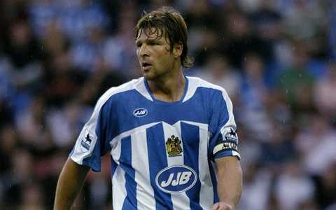 Arjan de Zeeuw - Cựu cầu thủ của Wigan bây giờ trở thành thanh tra cảnh sát