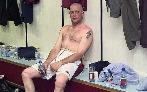 Julian Dicks - Cựu cầu thủ của Liverpool từng là một chuyên gia đóng cũi