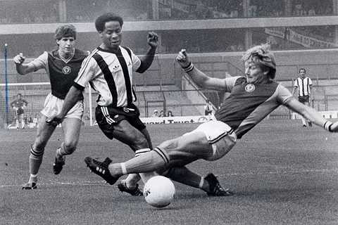 John Chiedozie - Cựu tuyển thủ Nigeria giờ là ông chủ cửa hàng cho thuê đồ chơi hoặc thú cưng