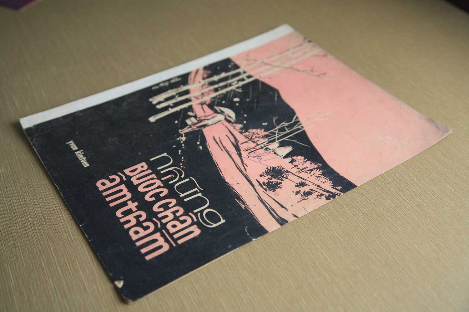 Bản nhạc gốc bài Những bước chân âm thầm của cố nhạc sĩ Y Vân được bà Minh Lâm - vợ ông lưu giữ cẩn thận. Ngoài những bản nhạc gốc và kỉ vật của chồng, hai bức thư tình mà cô tiểu thư Tường Vân gởi cho ông thời còn trai trẻ cũng được bà cất giữ cho đến ngày hôm nay.