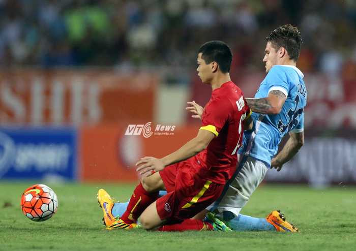 Công Phượng tranh bóng với Zuculini