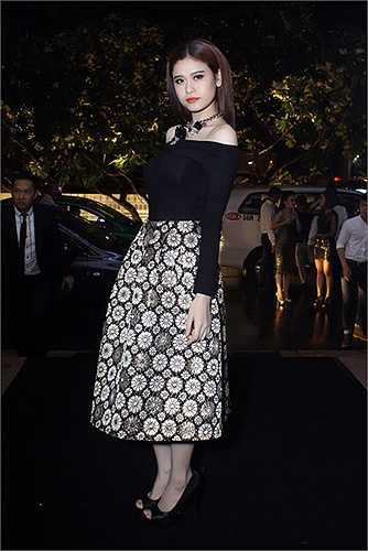 Cô đi sự kiện một mình cùng Hương Tràm, bởi Tim phải 'lãnh' trách nhiệm trông con ở nhà.