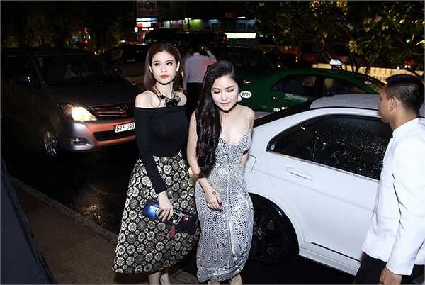 Chiếc đầm đuôi cá lóng lánh của Hương Tràm được đính kết khá cầu kỳ và nặng nên Trương Quỳnh Anh sẵn sàng dìu đàn em Hương Tràm sải bước trên thảm đỏ. 