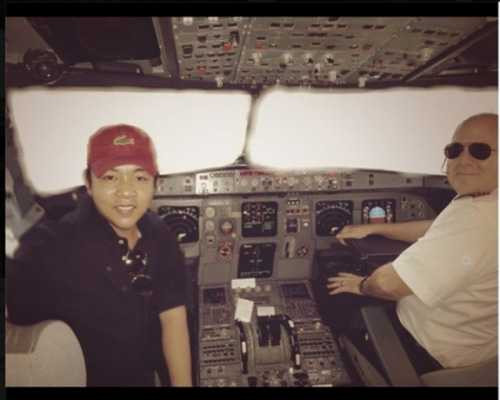 Quang Lê khoe ảnh chụp cùng phi công trên trang cá nhân.