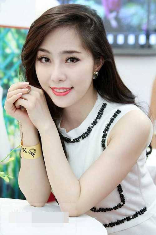 Quỳnh Nga gặp nhiều rắc rối khi bị đánh ghen và sàm sỡ trên máy bay.