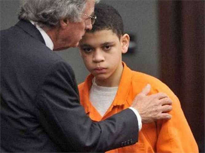 Christian Fernandez, 12 tuổi. Hành vi của Christian Fernandez thực sự nguy hiểm khi cậu bé đã đập đầu đứa em trai 2 tuổi của mình vào thành giường. Nhưng mẹ của 2 anh em là Susana thậm chí còn vô tâm lướt internet khi phát hiện con trai mình bất tỉnh. Christian bị kết tội giết người cấp độ một và Susana vào tù với tội ngộ sát