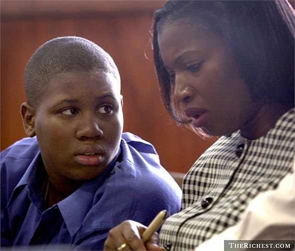 Lionel Tate, 12 tuổi. Lionel là một cậu bé rất ham mê đấu vật. Và trong một lần chơi đùa với cô em Tiffany Eunick – 6 tuổi, cậu bé đã tấn công quá mạnh khiến Tiffany tử vong. Sau đó, Lionel bị bắt và bị quản chế chặt chẽ. Cậu được thả tự do vào năm 2004 nhưng không lâu sau lại quay lại nhà tù với tội trộm cắp