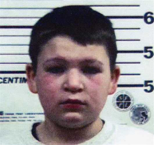 Jordan Brown, 11 tuổi. Jordan Brown trở thành sát nhân “1 xác 2 mạng” khi cậu bé dùng súng lục bắn chét người mẹ kế 26 tuổi của mình lúc đó đang mang thai đứa con thứ 3. Vụ việc xảy ra vào buổi sáng sớm và cậu bé vẫn đi học bình thường trước khi về nhà và lạnh lùng nhận tội ngay kể cả khi đã bị còng tay