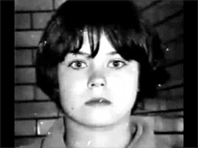 Mary Bell, 11 tuổi. Cậu bé 3 tuổi Brian Howe được tìm thấy khi đã chết với nhiều vết thương kỳ lạ và đặc biệt là chữ M rất lớn trên bụng. Trong tang lễ của cậu bé, chi tiết Mary Bell đứng xoa xoa tay vẻ mãn nguyện không thoát khỏi mắt của các cảnh sát và thật rùng rợn là sau đó, chính cô bé 11 tuổi khai nhận một cách bình thản tội ác tày trời của mình. 