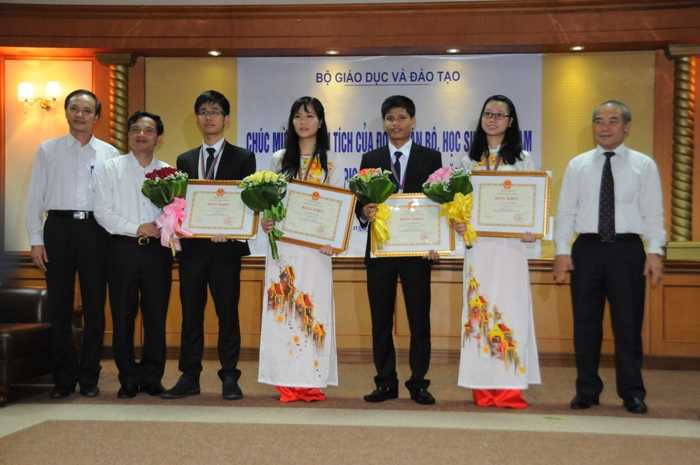 Thứ trưởng Nguyễn Vinh Hiển trao hoa và quà cho 4 thí sinh đạt giải.